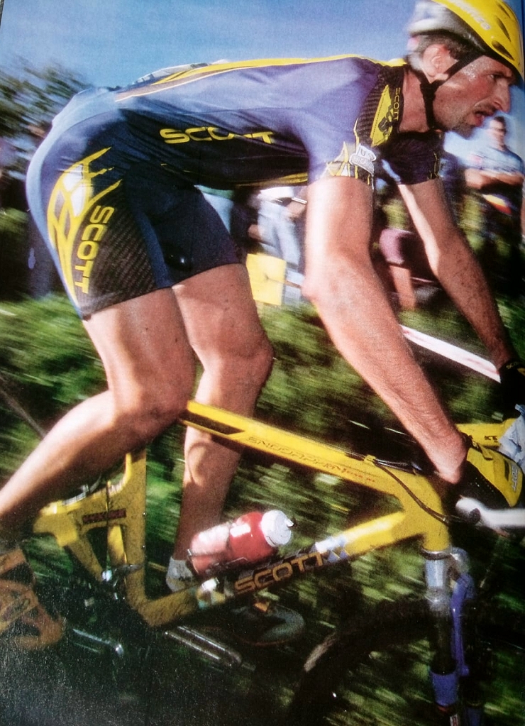 Il vincitore della Marathon Bike della Brianza 1999, Marzio Deho nella discesa del Sentiero 1 verso Mondonico