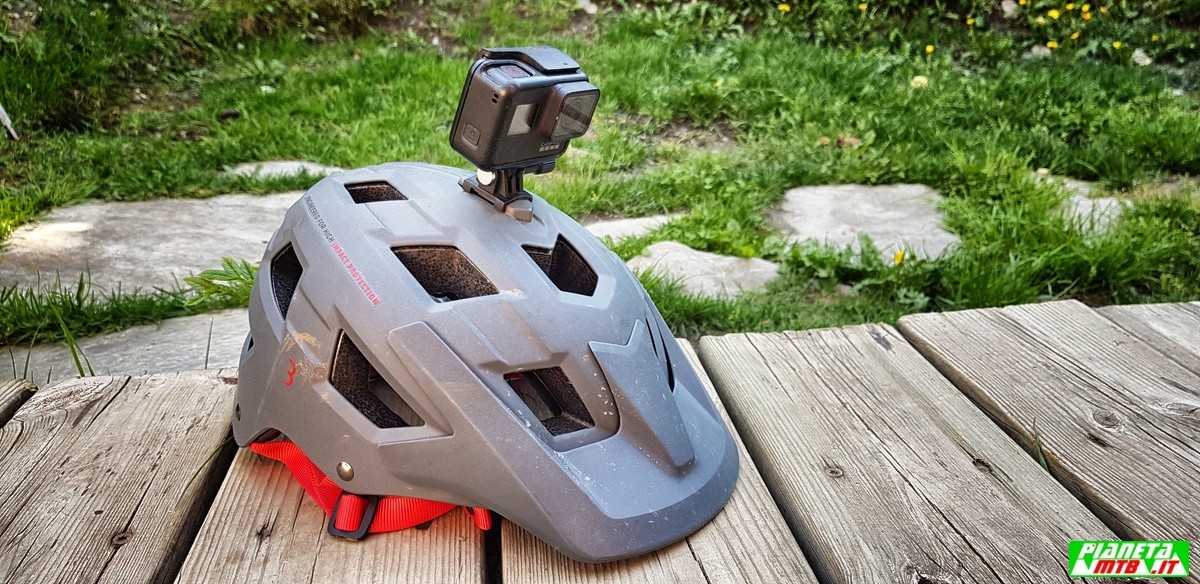 Action camera sul casco da mountain bike