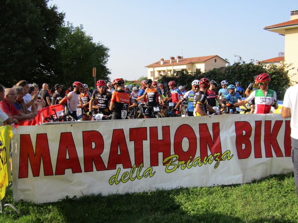 Il pre allineamento dell'ultima della Marathon Bike della Brianza, il 5 settembre 2021 sarà tricolore