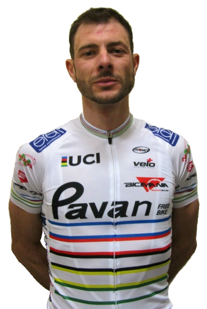Alberto Riva in primo piano con la maglia di Campione del Mondo personalizzata Pavan Free Bike