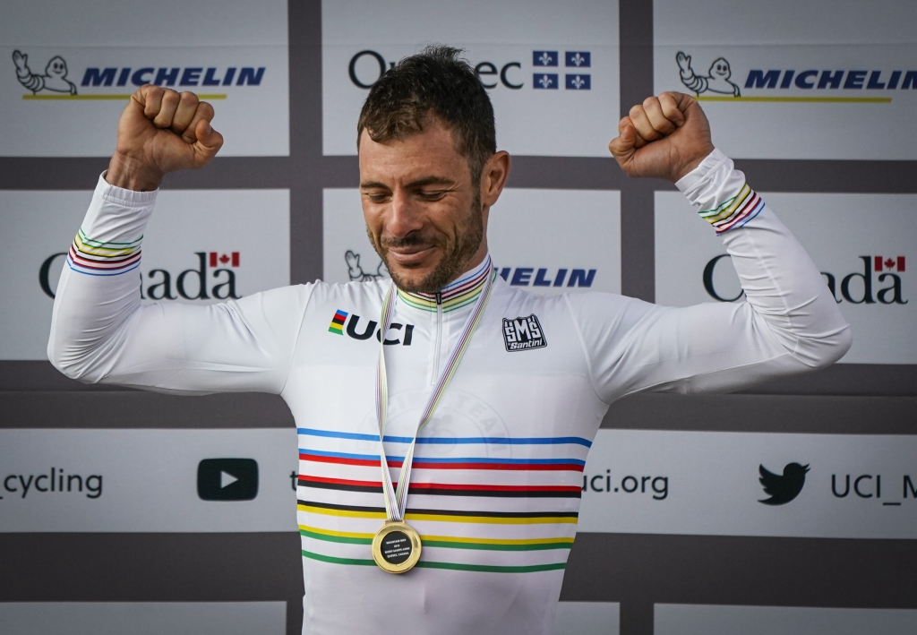 Alberto Riva sul podio di Mont Sainte-Anne con la maglia di Campione del Mondo