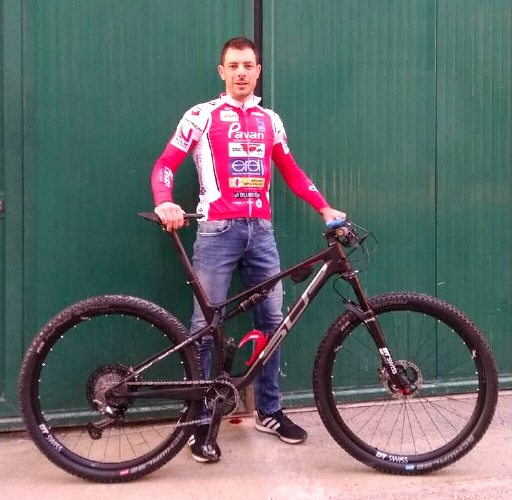 Alberto Riva, con la nuova maglia di Pavan Free Bike e la sua nuova Superior XF 29