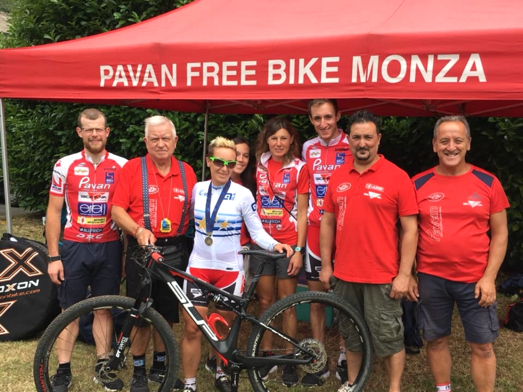 Karin Tosato, Campionessa Europea Master Woman 40, con il gruppo di Pavan Free Bike