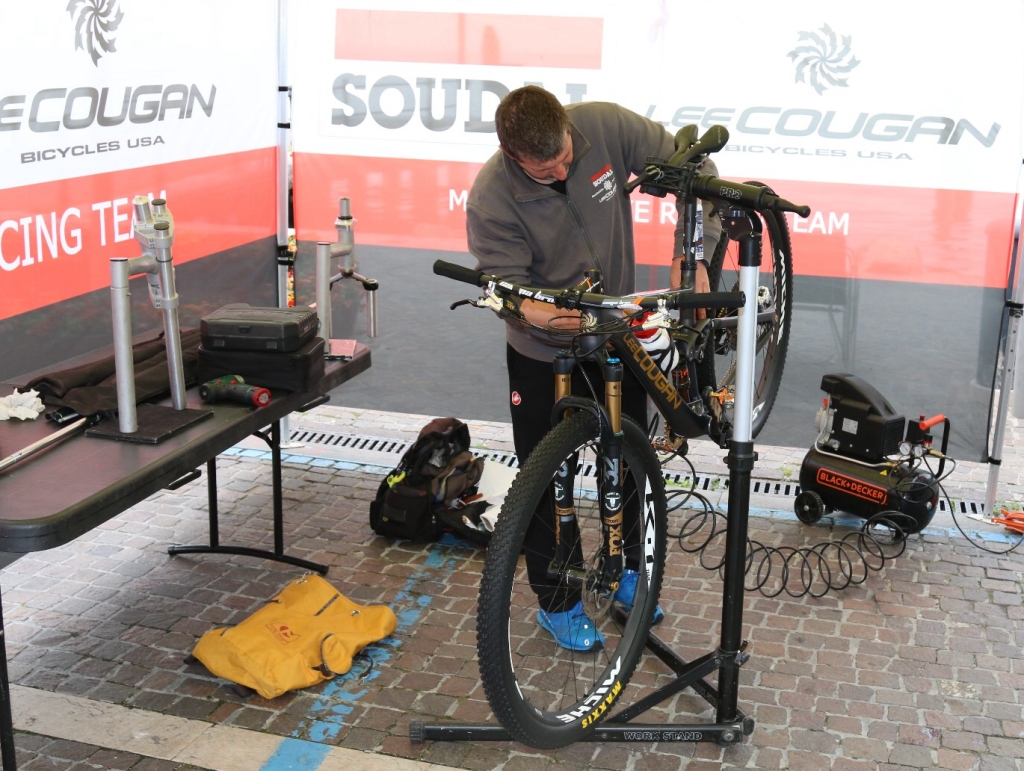 Stefano Brusco, meccanico di Soudal-Lee Cougan al lavoro su una bicicletta del team