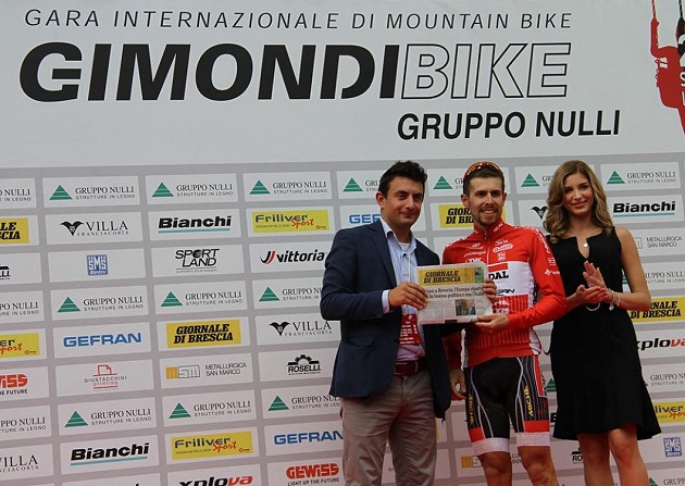 Cristian Cominelli premiato alla Gimondi Bike dal Giornale di Brescia come miglior atleta bresciano