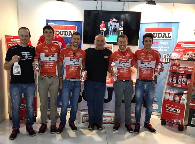 A CosmoBike Valdrighi, Cominelli, Ronchi e Mensi, con lo staff di SOUDAL-LEE COUGAN Racing Team allo stand SOUDAL