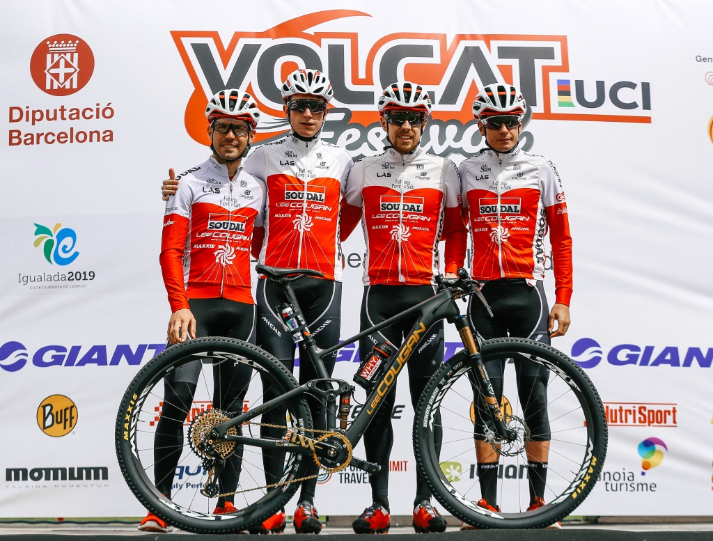 Foto ricordo della Volcat BTT per i quattro corridori di SOUDAL-LEE COUGAN Racing Team