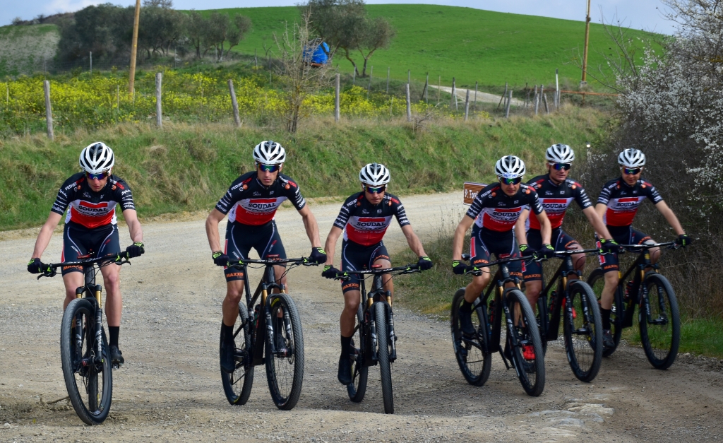 Soudal-Lee Cougan Racing Team durante gli allenamenti al traning camp di Pieve a Salti 2021