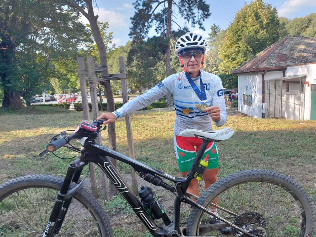 Karin Tosato posa con la sua bike Superior con la maglia di Campionessa Europea 2021