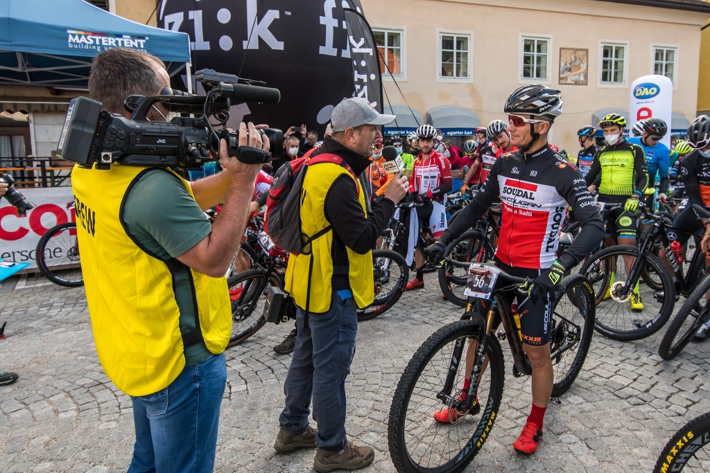 Aleksei Medvedev intervistato dalla televisione prima della partenza della Südtirol Dolomiti Superbike 
