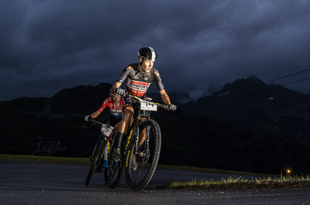 Daniele Mensi durante la up hill in notturna della Ischgl Ironbike
