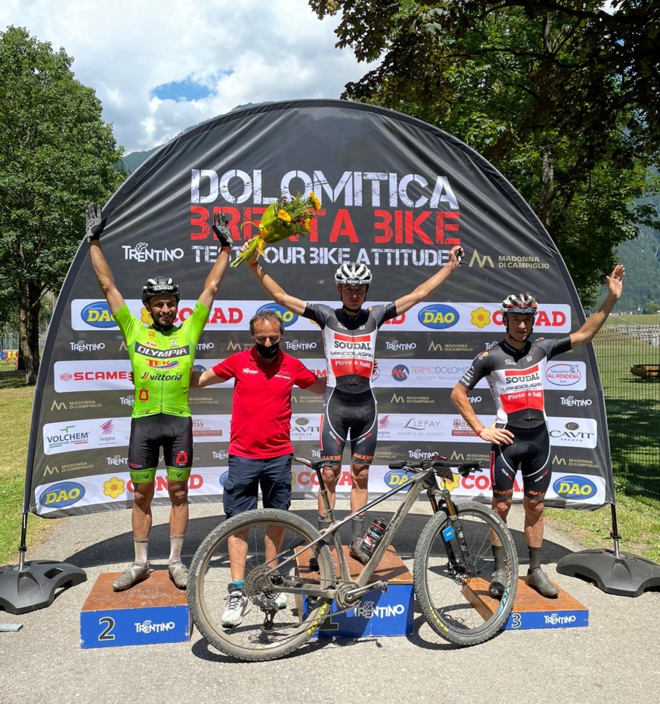 Il podio della Dolomitica Brenta Bike con Tony Longo vincitore e Jacopo Billi terzo
