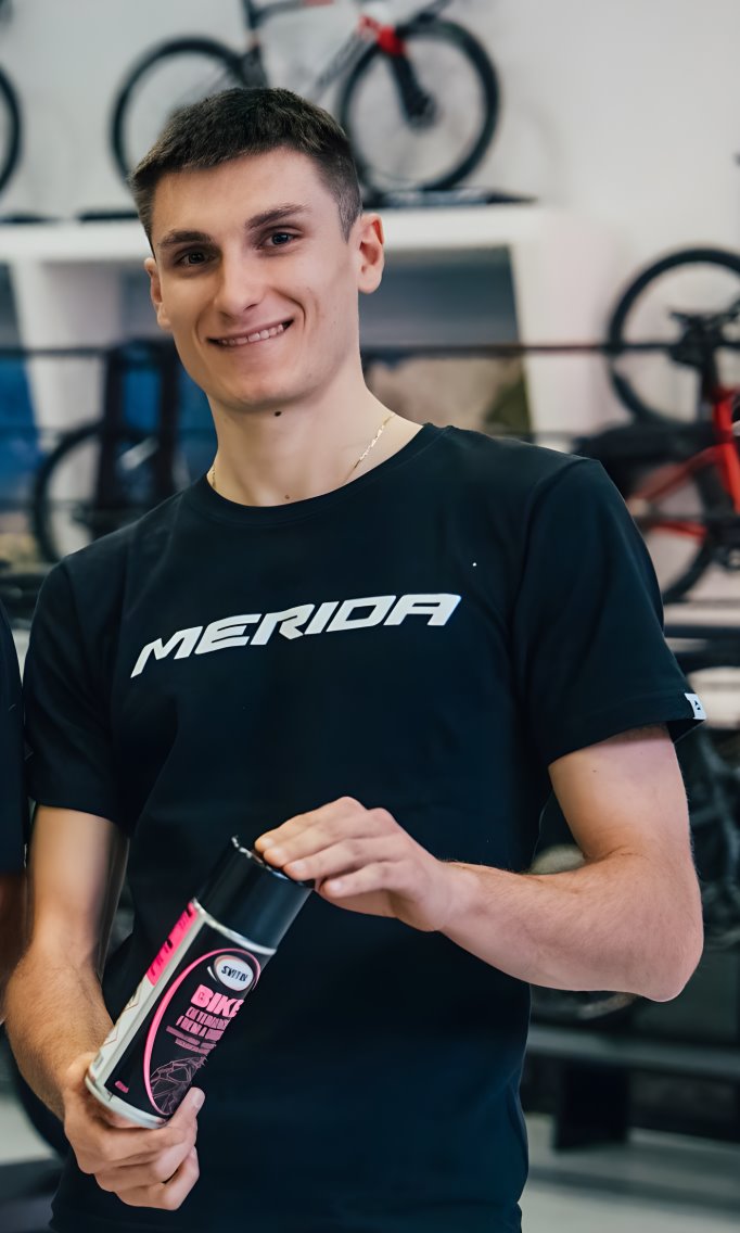 Andrea Candeago familiarizza con i prodotti Svitol, sponsor di Metallurgica Veneta MTB Pro Team