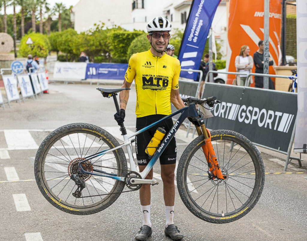 Victor Fernàndez e solleva in trionfo la Lee Cougan Rampage Innova con cui ha vinto la Vuelta a Andalucia