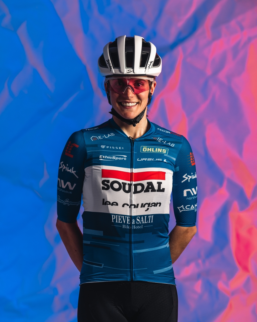 Sandra Mairhofer con la maglia Soudal-Lee Cougan 2024 firmata da Pissei