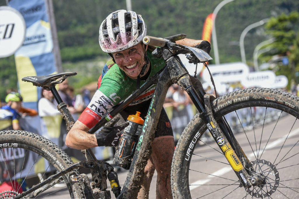 Sandra Mairhofer abbraccia la sua Lee Cougan Crossfire Trail dopo la vittoria alla Marathon Riva del Garda