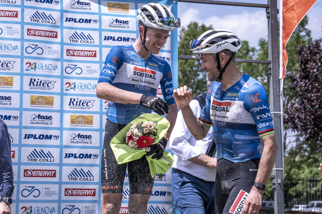 Leonardo Paez e Dario Cherchi si scambiano i complimenti sul podio della Marathon dell'Appennino