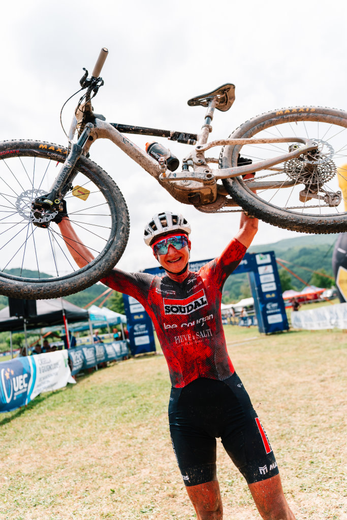 Adelheid Morath esulta alzando al cielo la sua Lee Cougan Crossfire, è Campionessa Europea Marathon 2025