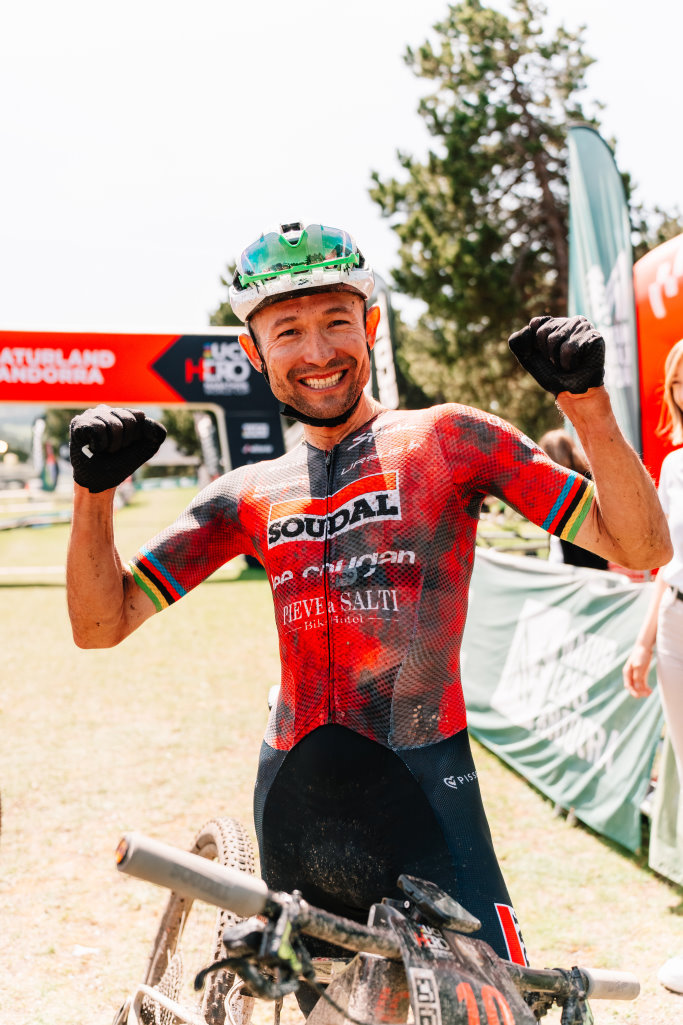 Leonardo Paez esulta dopo la vittoria alla Hero UCI Marathon World Cup di Andorra