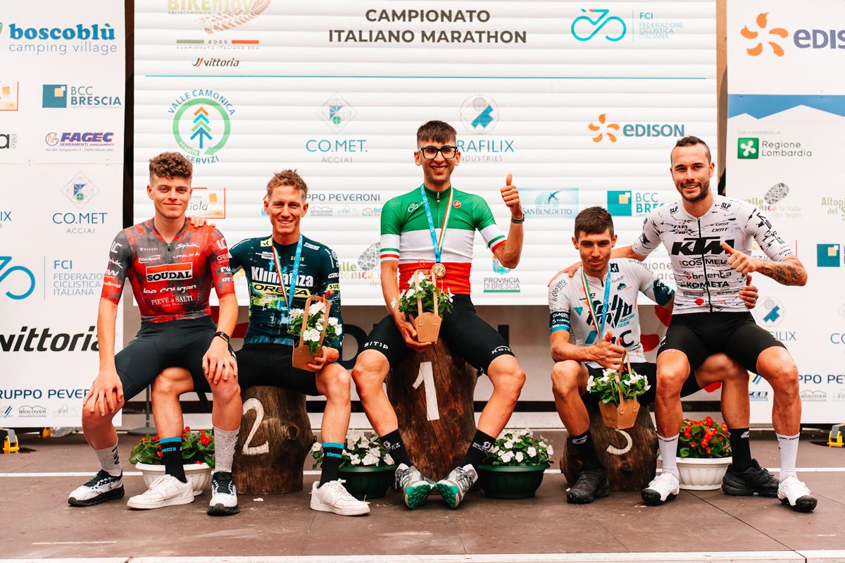 Il podio del Campionato ItalianO marathon 2025, con Dario Cherchi quarto