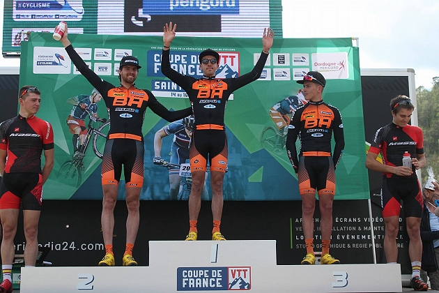 Il podio della Coupe de France di Saint Pompon con Jordan Sarrou, Leandre Bouchard e Thomas Bonnet a firmare la tripletta BH-SR Suntour KMC