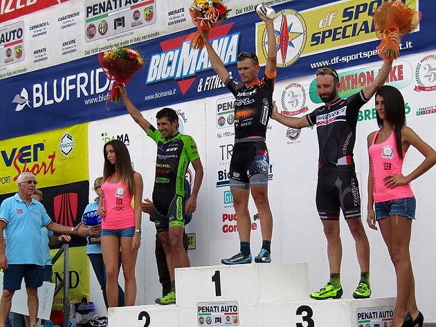 Il podio della Marathon Bike della Brianza con il vincitore Alexey Medvedev, Diego Alfonso Arias e Johnny Cattaneo