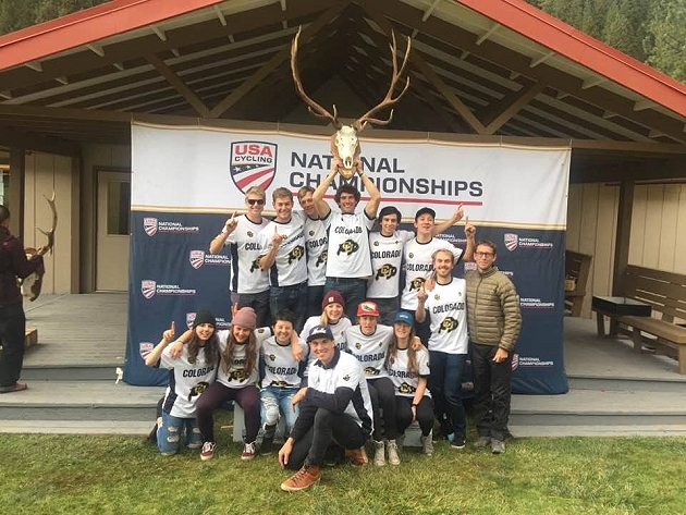 Le medaglie d'oro degli USA Cycling Collegiate festeggiano