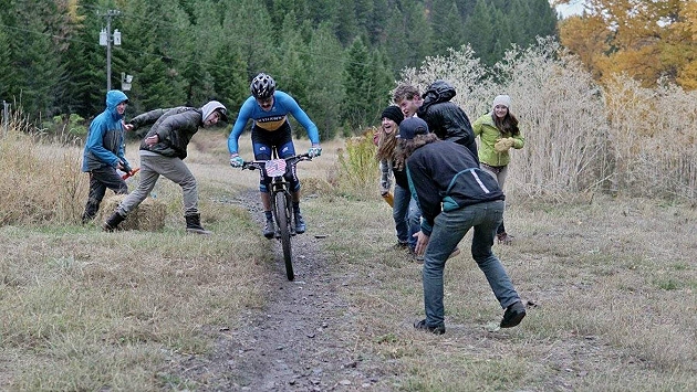 I compagni di team incitano Zach Calton agli USA Cycling Collegiate