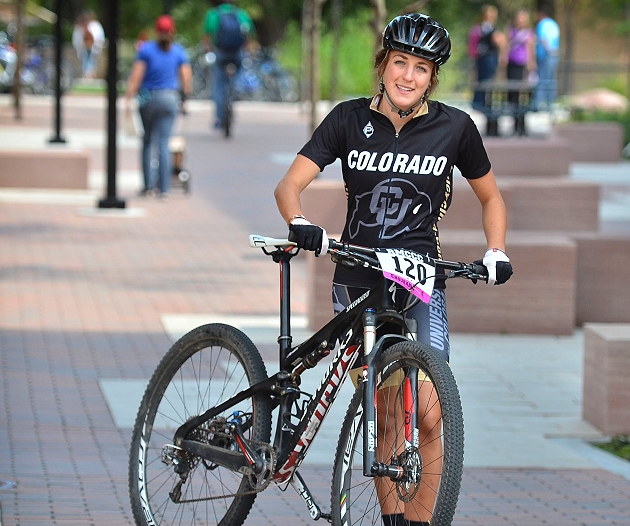 Emily Schaldach della University of Colorado Boulder, unica a vincere duemedaglie d'oro agli USA Cycling Collegiate 
